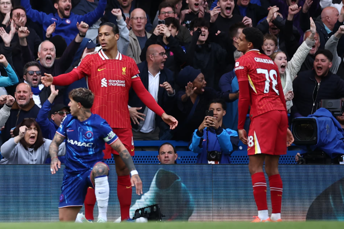 Virgil van Dijk (áo đỏ, trái) và Jarell Quansah thất vọng khi Liverpool thủng lưới bàn thứ hai. Ảnh: AFP Virgil van Dijk (áo đỏ, trái) và Jarell Quansah thất vọng khi Liverpool thủng lưới bàn thứ hai. Ảnh: AFP