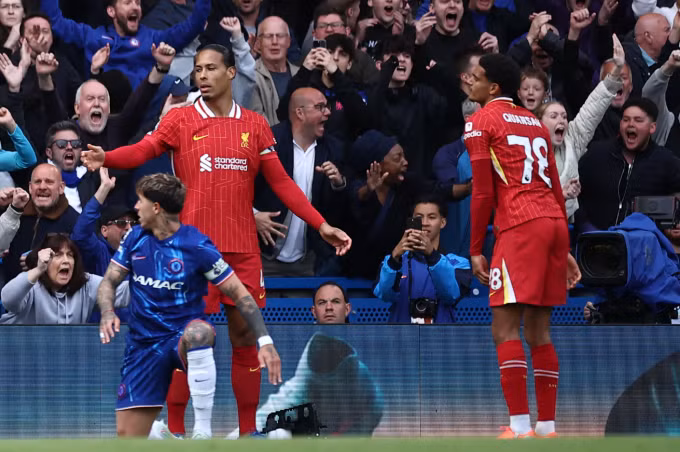 Virgil van Dijk (áo đỏ, trái) và Jarell Quansah thất vọng khi Liverpool thủng lưới bàn thứ hai. Ảnh: AFP