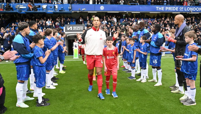 Các cầu thủ Chelsea xếp hai hàng, vỗ tay chào đón nhà vô địch Liverpool ở vòng 35 Ngoại hạng Anh trên sân Stamford Bridge, London, Anh ngày 4/5. Ảnh: PL Các cầu thủ Chelsea xếp hai hàng, vỗ tay chào đón nhà vô địch Liverpool ở vòng 35 Ngoại hạng Anh trên sân Stamford Bridge, London, Anh ngày 4/5. Ảnh: PL