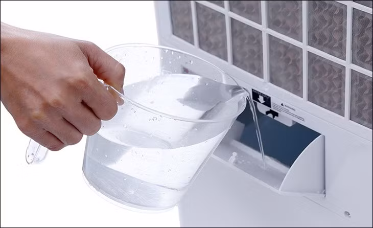 Chỉ cho nước sạch vào quạt điều hòa, không cho nước bẩn, có chứa hóa chất sẽ dễ làm giảm tuổi thọ của quạt.