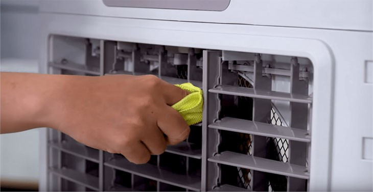Vệ sinh quạt điều hòa thường xuyên định kỳ mỗi tuần/tháng để quạt luôn hoạt động hiệu quả và bền lâu. Vệ sinh quạt điều hòa thường xuyên định kỳ mỗi tuần/tháng để quạt luôn hoạt động hiệu quả và bền lâu.
