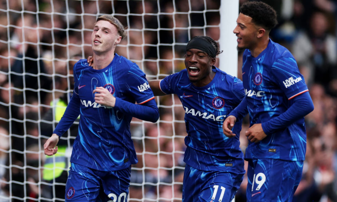 Cole Palmer (trái) mừng bàn ấn định tỷ số cùng Noni Madueke và Jadon Sancho. Ảnh: Reuters Cole Palmer (trái) mừng bàn ấn định tỷ số cùng Noni Madueke và Jadon Sancho. Ảnh: Reuters