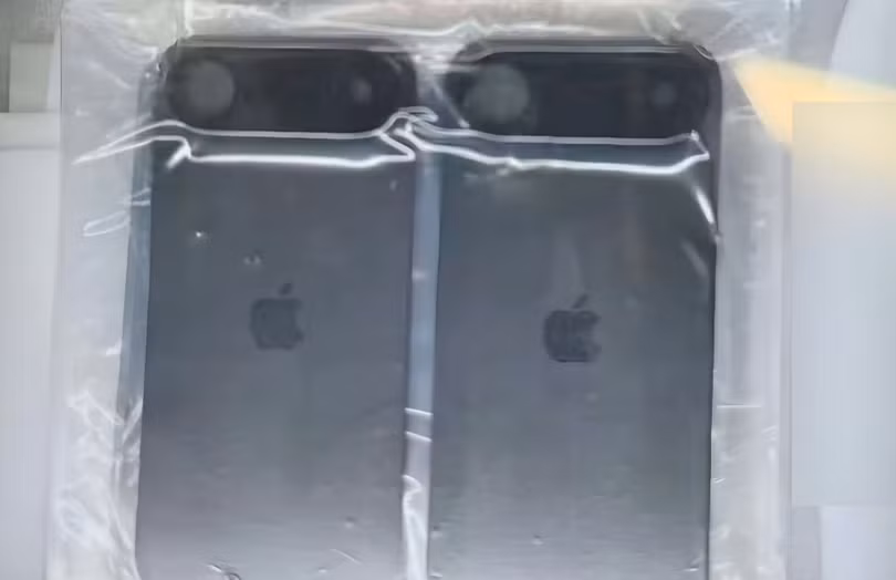 Tiết lộ này trùng khớp với hình ảnh mới nhất của iPhone 17 Air bị rò rỉ. Trước đó, trong bài đăng trên mạng xã hội X, leaker Majin Bu chia sẻ hình ảnh được cho là vỏ của iPhone 17 Air với mặt lưng là cụm camera hình viên thuốc, nằm ngang và nhô khỏi thân máy. Thiết kế này có thể khiến nhiều người liên tưởng đến Google Pixel 9. Ảnh: @MajinBuOfficial/X.