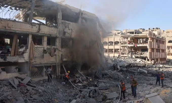 Một tòa nhà bị phá hủy sau đòn không kích của Israel nhằm vào khu trường học ở bắc Gaza City hôm 3/8. Ảnh: AFP