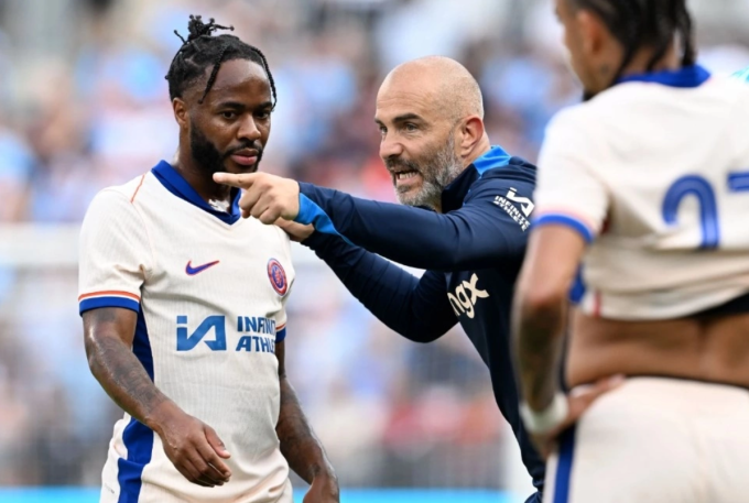 HLV Enzo Maresca trao đổi với Raheem Sterling khi Chelsea gặp Man City trong giai đoạn tiền mùa giải 2024-2025 tại Mỹ. Ảnh: Chelsea FC HLV Enzo Maresca trao đổi với Raheem Sterling khi Chelsea gặp Man City trong giai đoạn tiền mùa giải 2024-2025 tại Mỹ. Ảnh: Chelsea FC