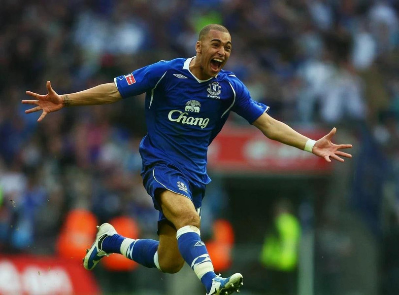 Trước Dowman, James Vaughan là người giữ kỷ lục cầu thủ trẻ nhất ghi bàn tại Premier League. Ở tuổi 16 và 270 ngày, Vaughan ghi bàn vào ngày 10/4/2005, trong trận Everton thắng Crystal Palace 4-0. Tài năng trẻ của Everton khi đó cũng ghi bàn ấn định tỷ số. Kỷ lục này được giữ trong hơn 20 năm trước khi bị Dowman vượt qua.