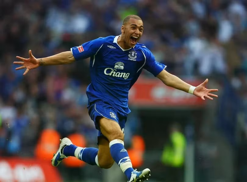Trước Dowman, James Vaughan là người giữ kỷ lục cầu thủ trẻ nhất ghi bàn tại Premier League. Ở tuổi 16 và 270 ngày, Vaughan ghi bàn vào ngày 10/4/2005, trong trận Everton thắng Crystal Palace 4-0. Tài năng trẻ của Everton khi đó cũng ghi bàn ấn định tỷ số. Kỷ lục này được giữ trong hơn 20 năm trước khi bị Dowman vượt qua.