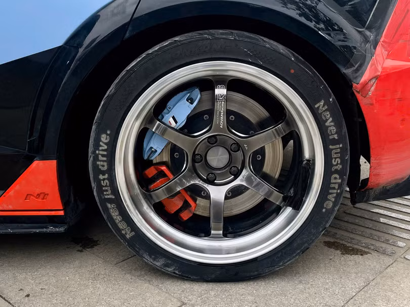 Xe được trang bị bộ mâm 20 inch đa chấu, khác với mâm 21 inch trên bản tiêu chuẩn. Đáng chú ý, chiếc ôtô điện thể thao được trang bị đến 2 kẹp phanh xanh/đỏ ở bánh sau.