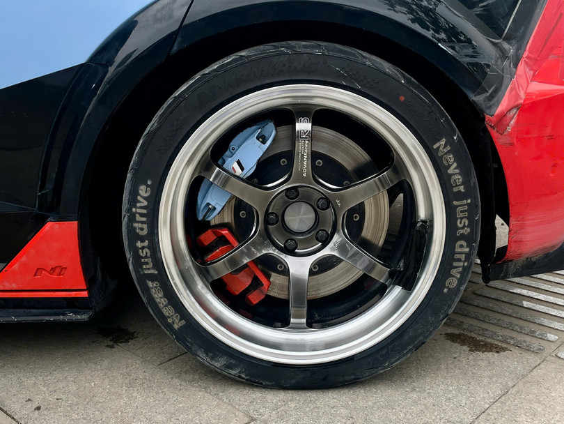 Xe được trang bị bộ mâm 20 inch đa chấu, khác với mâm 21 inch trên bản tiêu chuẩn. Đáng chú ý, chiếc ôtô điện thể thao được trang bị đến 2 kẹp phanh xanh/đỏ ở bánh sau.