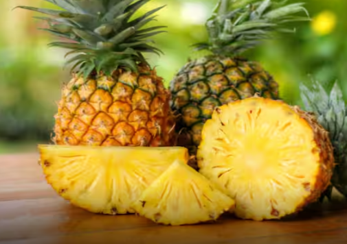 Ngoài bromelain, dứa giàu vitamin C và nước, giúp bổ sung dịch và giảm cảm giác khô họng…
