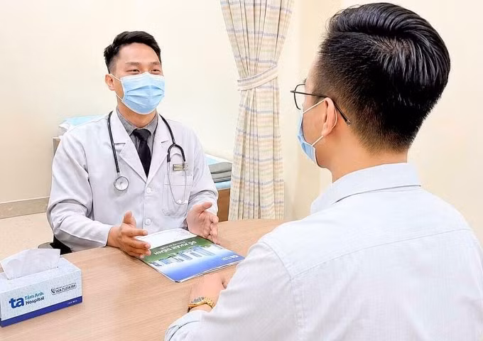 Bác sĩ Hoàng Anh giải thích tình trạng sức khỏe cho người đi khám. Ảnh: Bệnh viện Đa khoa Tâm Anh