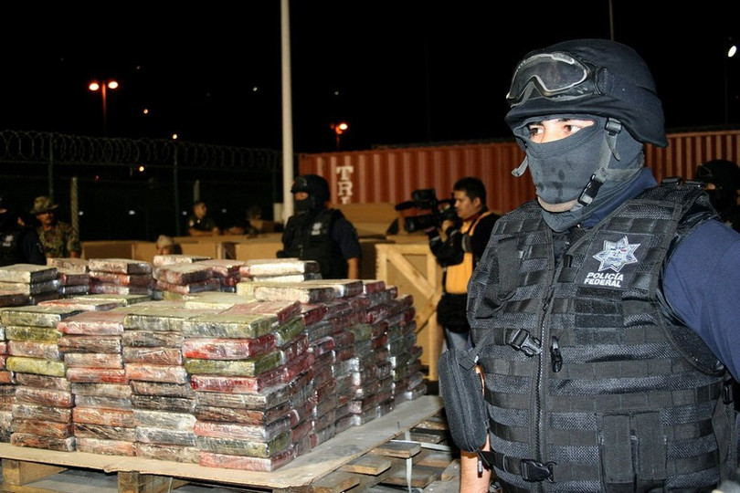 Cảnh sát Mexico gác bên số ma túy thu giữ trong các chiến dịch truy quét tội phạm ma túy tại Mexico City. Ảnh tư liệu: AFP/TTXVN