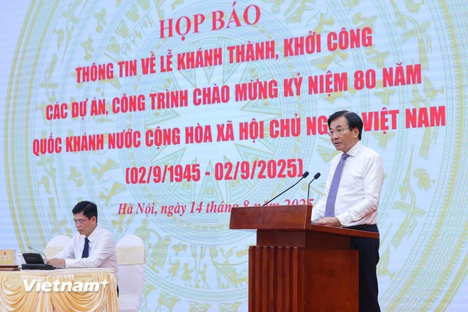 Bộ trưởng, Chủ nhiệm Văn phòng Chính phủ Trần Văn Sơn thông tin tại buổi họp báo lễ khánh thành, khởi công các dự án, công trình chào mừng kỷ niệm 80 năm Quốc khánh nước Cộng hòa xã hội chủ nghĩa Việt Nam. (Ảnh: Việt Hùng/Vietnam+) Bộ trưởng, Chủ nhiệm Văn phòng Chính phủ Trần Văn Sơn thông tin tại buổi họp báo lễ khánh thành, khởi công các dự án, công trình chào mừng kỷ niệm 80 năm Quốc khánh nước Cộng hòa xã hội chủ nghĩa Việt Nam. (Ảnh: Việt Hùng/Vietnam+)