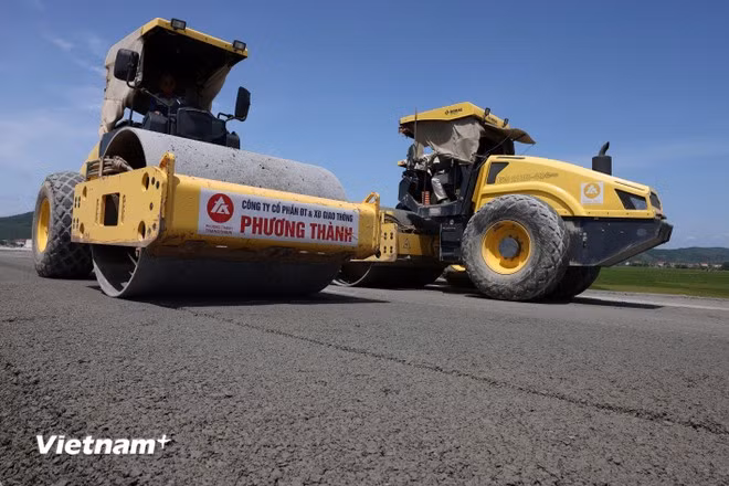 Nhà thầu thi công Dự án thành phần cao tốc Bùng-Vạn Ninh thuộc Dự án cao tốc Bắc-Nam phía Đông. (Ảnh: Quốc Khánh/Vietnam+)