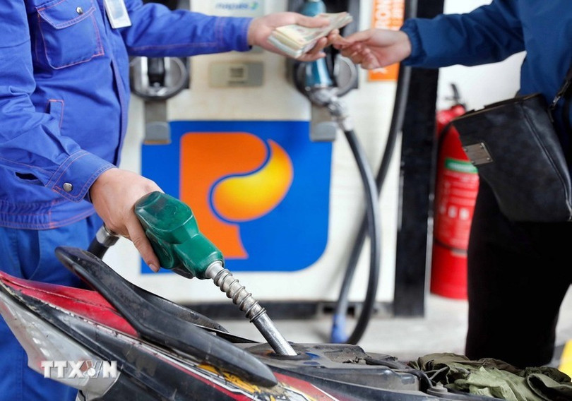 Buying and selling gasoline and oil at Petrolimex gas stations. (Photo: Tran Viet/VNA) gia-xang.jpg