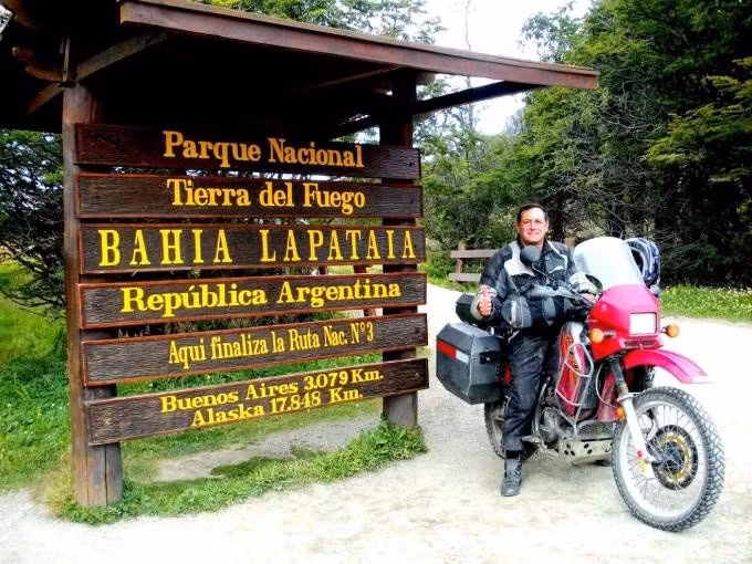 Steven Barnett tại Vịnh Lapataia, nằm trong Vườn quốc gia Tierra del Fuego thuộc Argentina.