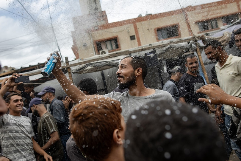 Người đàn ông ở Khan Younis xịt bọt tuyết lên trời, bày tỏ niềm vui trong ngày xác lập thỏa thuận hòa bình.