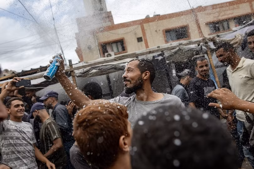 Người đàn ông ở Khan Younis xịt bọt tuyết lên trời, bày tỏ niềm vui trong ngày xác lập thỏa thuận hòa bình.