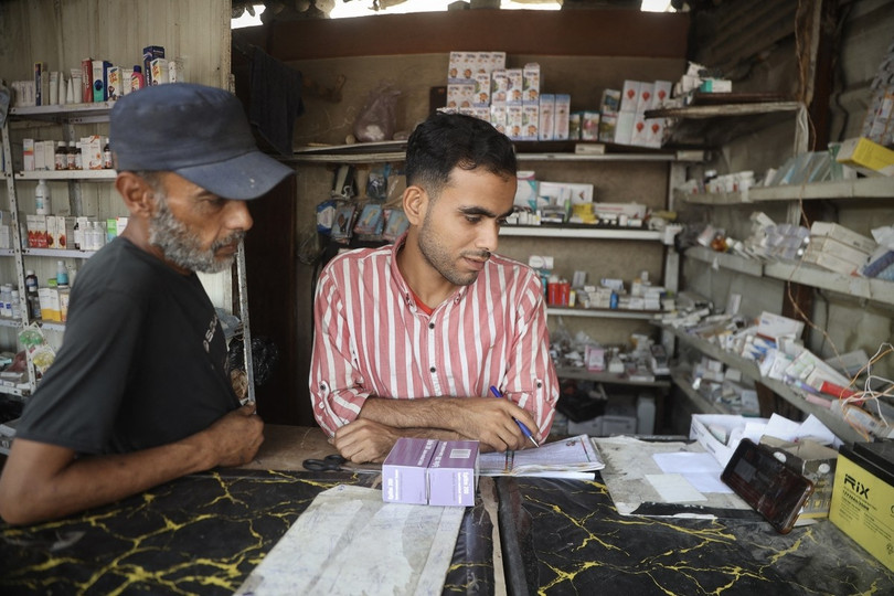 Người Palestine theo dõi tin tức trên điện thoại di động ở Khan Younis, Gaza.