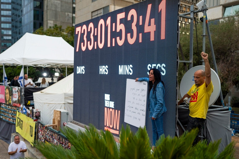 Einav Zangauker (áo xanh), mẹ của con tin Matan Zanzauker, đứng trước đồng hồ chỉ thời gian hơn 733 ngày các con tin bị giam giữ.