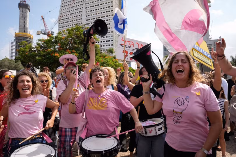 Tại Israel, hàng nghìn người tụ tập ở Quảng trường Con tin tại Tel Aviv, phấn khích vì Hamas sắp trả tự do cho toàn bộ con tin. Một quan chức Israel xác nhận 20 con tin còn sống tại Gaza sẽ được trả trong vòng vài ngày, trong khi sẽ cần thêm thời gian để thu hồi thi thể người thiệt mạng.