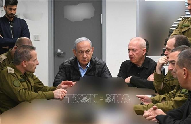 Thủ tướng Israel Benjamin Netanyahu (giữa, trái) và Bộ trưởng Quốc phòng Yoav Gallant (giữa, phải) trong cuộc họp với các quan chức quân sự sau vụ tấn công Iran, ngày 26/10/2024. Ảnh: GPO/TTXVN