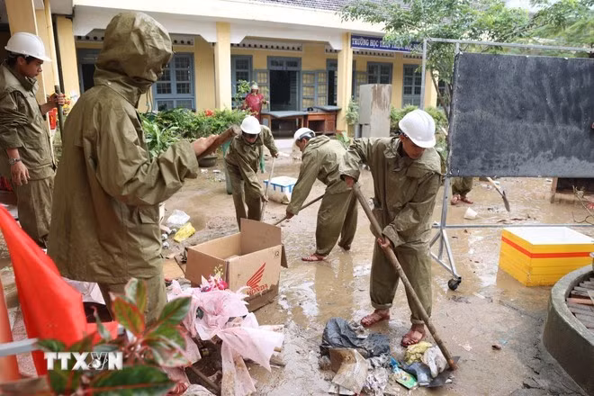 Công an hỗ trợ dọn vệ sinh cơ sở giáo dục trên địa bàn tỉnh Đắk Lắk. (Ảnh: Tuấn Anh/TTXVN)