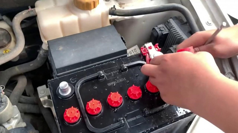 Nhiệt độ cao cũng có thể gây bay hơi chất lỏng, làm giảm lượng dung dịch bên trong ắc-quy