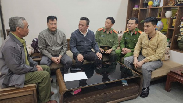 Các đồng chí lãnh đạo Công an tỉnh Hưng Yên thăm hỏi, động viên gia đình nạn nhân.