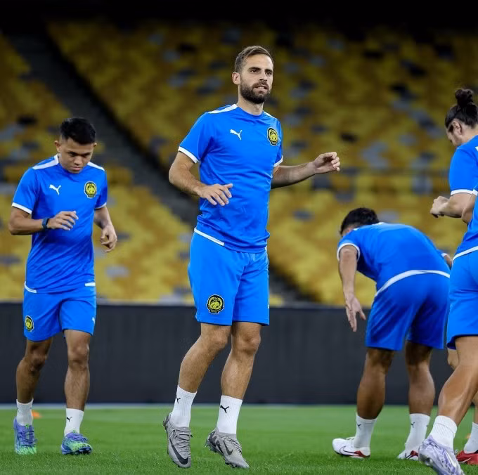 Tiền vệ Hector Hevel (giữa) của CLB hạng Nhất Bồ Đào Nha Portimonense tập cùng đội tuyển Malaysia tại sân Bukit Jalil, Kuala Lumpur ngày 1/6/2025. Ảnh: Malaysia NT