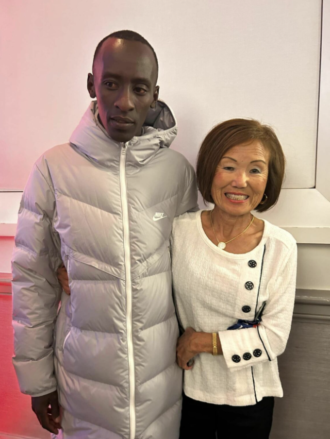 Jeannie Rice (phải) chụp ảnh cùng kỷ lục gia marathon thế giới quá cố Kelvin Kiptum tại Chicago Marathon 2023. Ảnh: Facebook / Jeannie Rice Jeannie Rice (phải) chụp ảnh cùng kỷ lục gia marathon thế giới quá cố Kelvin Kiptum tại Chicago Marathon 2023. Ảnh: Facebook / Jeannie Rice
