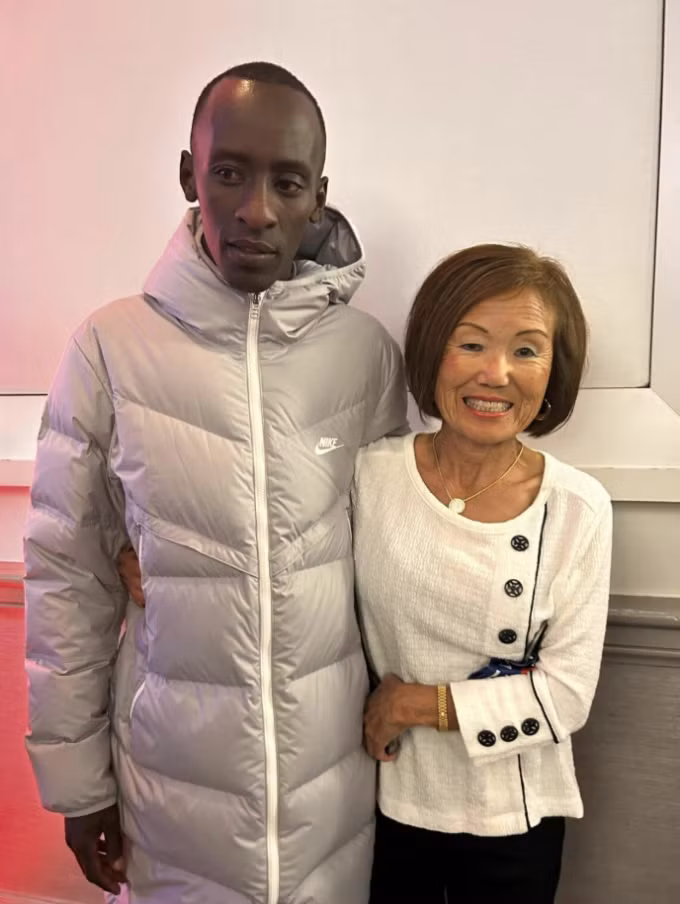 Jeannie Rice (phải) chụp ảnh cùng kỷ lục gia marathon thế giới quá cố Kelvin Kiptum tại Chicago Marathon 2023. Ảnh: Facebook / Jeannie Rice