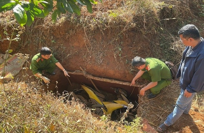 Chiếc xe gây án được giấu dưới hố sâu. Ảnh: Công an cung cấp