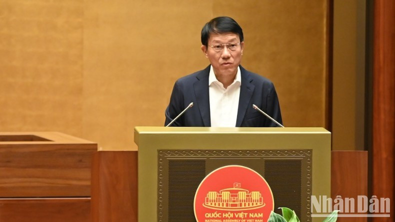 Thừa ủy quyền của Thủ tướng Chính phủ, Bộ trưởng Bộ Công an Lương Tam Quang trình bày Tờ trình Dự án Luật sửa đổi, bổ sung một số điều của Bộ luật Hình sự. (Ảnh: BÙI GIANG) Thừa ủy quyền của Thủ tướng Chính phủ, Bộ trưởng Bộ Công an Lương Tam Quang trình bày Tờ trình Dự án Luật sửa đổi, bổ sung một số điều của Bộ luật Hình sự. (Ảnh: BÙI GIANG)