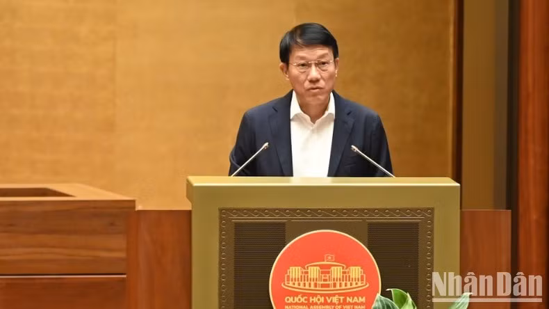 Thừa ủy quyền của Thủ tướng Chính phủ, Bộ trưởng Bộ Công an Lương Tam Quang trình bày Tờ trình Dự án Luật sửa đổi, bổ sung một số điều của Bộ luật Hình sự. (Ảnh: BÙI GIANG)