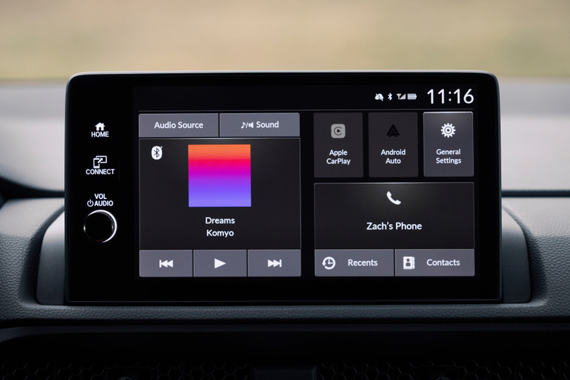 Bảng đồng hồ taplo kỹ thuật số 10.2 inch và màn hình trung tâm cảm ứng 9 inch hỗ trợ kết nối Apple CarPlay và Android Auto không dây là các trang bị tiêu chuẩn.