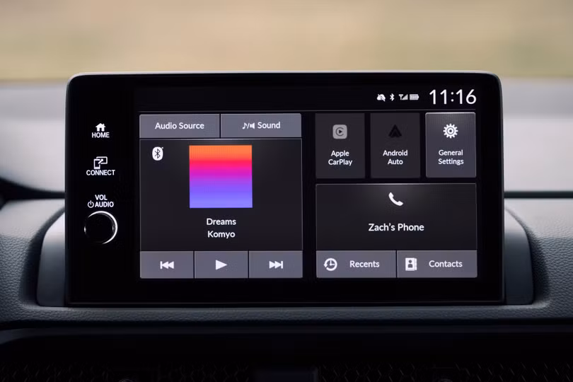 Bảng đồng hồ taplo kỹ thuật số 10.2 inch và màn hình trung tâm cảm ứng 9 inch hỗ trợ kết nối Apple CarPlay và Android Auto không dây là các trang bị tiêu chuẩn.