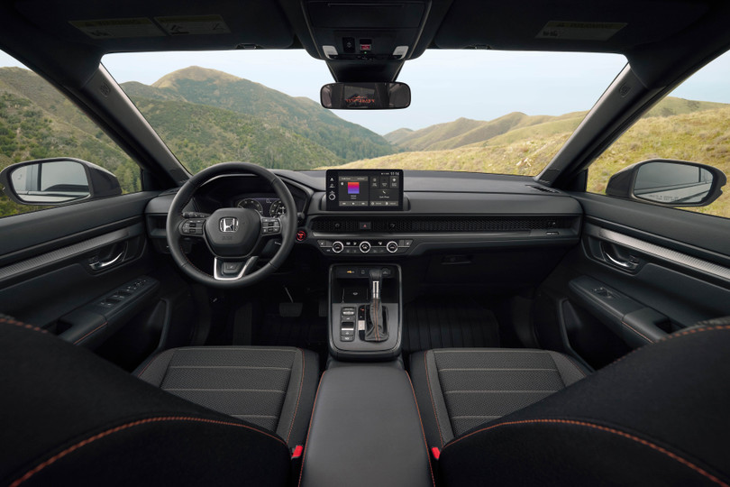 Nội thất của Honda CR-V TrailSport Hybrid vẫn mang phong cách việt dã như trên Passport TrailSport hay Pilot TrailSport với tông màu tối và đèn viền màu hổ phách.