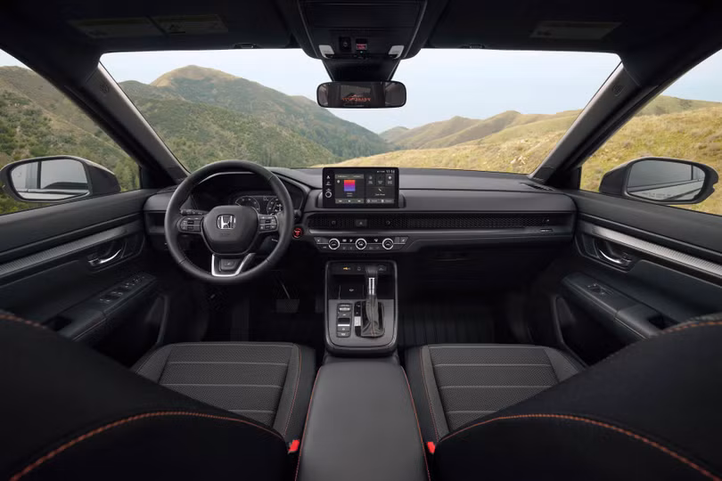 Nội thất của Honda CR-V TrailSport Hybrid vẫn mang phong cách việt dã như trên Passport TrailSport hay Pilot TrailSport với tông màu tối và đèn viền màu hổ phách.