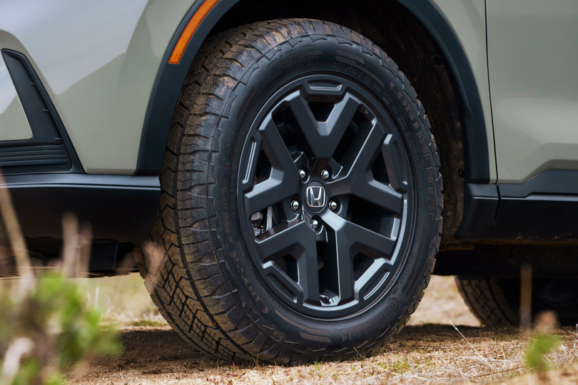 Đi kèm là bộ mâm 5 chấu kép được sơn màu xám Shark Gray kích thước 18 inch và lốp đa địa hình Continental CrossContact ATR với thông số 235 / 60R 18.