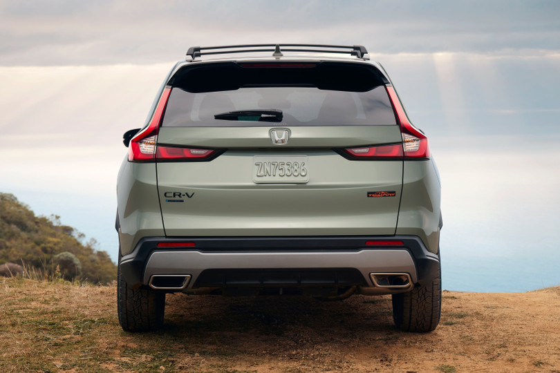 Phần cản sau cũng được trang trí với ốp màu bạc, mô phỏng các chi tiết bảo vệ bằng kim loại. Tuy vậy, Honda không cập nhật lại khoảng sáng gầm mới của xe.