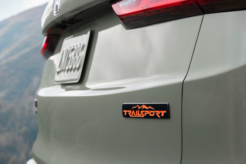 Honda CR-V 2026 sẽ có mặt tại các đại lý vào khoảng tháng 5/2025 với mức giá chưa được công bố. Mẫu SUV hạng C này sẽ được lắp ráp tại bang Ohio và Indiana (Mỹ), bên cạnh nhà máy Alliston Auto Plant tại Ontario, Canada.