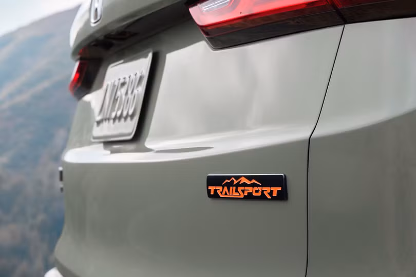 Honda CR-V 2026 sẽ có mặt tại các đại lý vào khoảng tháng 5/2025 với mức giá chưa được công bố. Mẫu SUV hạng C này sẽ được lắp ráp tại bang Ohio và Indiana (Mỹ), bên cạnh nhà máy Alliston Auto Plant tại Ontario, Canada.