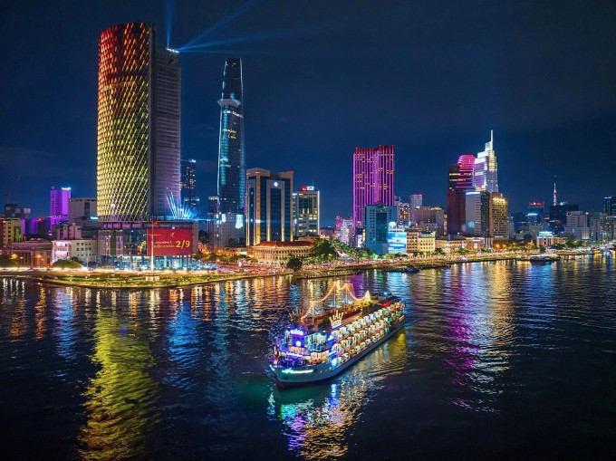 Công viên Bến Bạch Đằng, tại TP HCM về đêm. Ảnh: Quỳnh Trần Công viên Bến Bạch Đằng, tại TP HCM về đêm. Ảnh: Quỳnh Trần