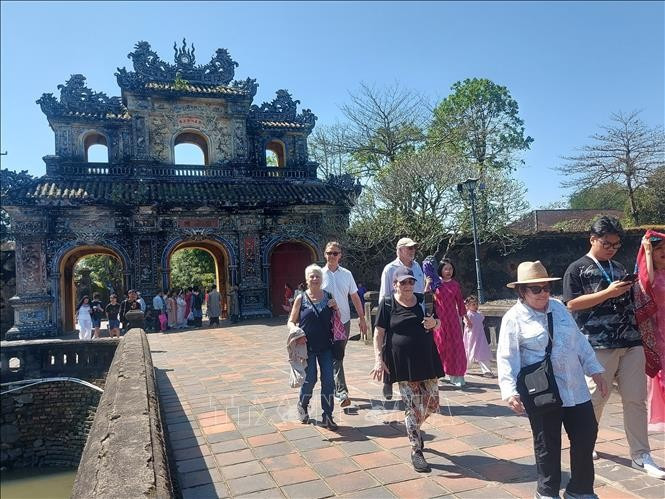 Khách quốc tế tham quan Đại Nội Huế. Ảnh: Văn Điệp/TTXVN Khách quốc tế tham quan Đại Nội Huế. Ảnh: Văn Điệp/TTXVN