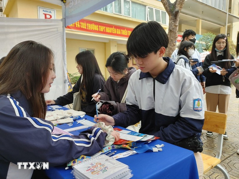 Dự báo sẽ có biến động về điểm chuẩn đại học theo phương thức xét điểm thi tốt nghiệp Trung học phổ thông ở các ngành. (Ảnh: Nguyễn Cúc/TTXVN) 1603-tu-van-tuyen-sinh-huong-nghiep.jpg