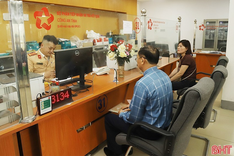 Người dân Hà Tĩnh làm thủ tục cấp đổi GPLX tại trung tâm phục vụ hành chính công. image.jpg