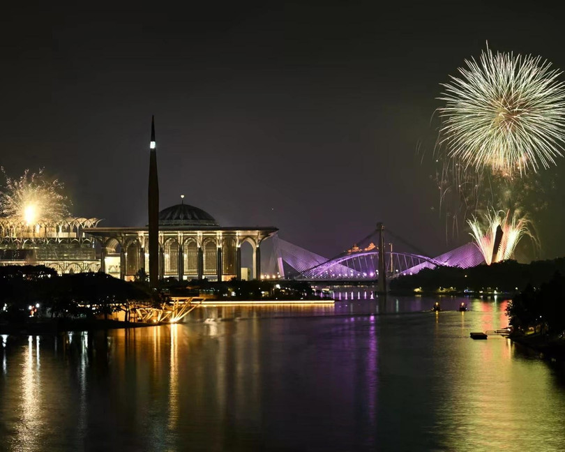 23h giờ Hà Nội: Pháo hoa thắp sáng bầu trời lúc nửa đêm trên Nhà thờ Hồi giáo Tuanku Mizan Zainal Abidin và Cầu Seri Saujana trong lễ kỷ niệm ngày đầu năm mới ở Putrajaya, Malaysia. Ảnh: Guardian.