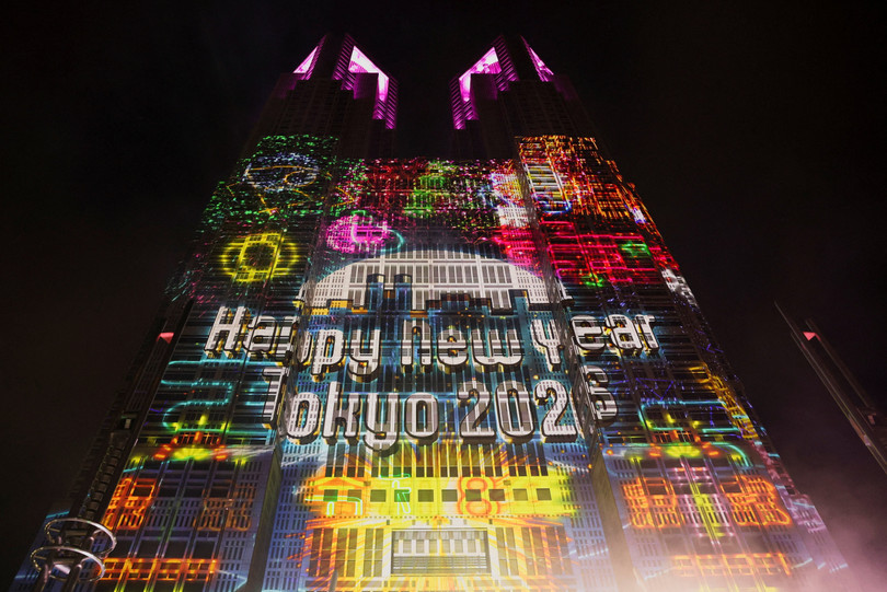 22h giờ Hà Nội: Các nước Nhật Bản, Triều Tiên, Hàn Quốc bước sang năm 2026. Trong khoảnh khắc chuyển giao sang năm 2026, pháo hoa rực sáng trên bầu trời Tokyo, hòa cùng màn trình chiếu mapping phủ kín mặt tiền Tòa nhà Chính quyền Thủ đô, tạo nên không gian lễ hội ấn tượng chào đón năm mới tại Nhật Bản vào ngày 1/1. Ảnh: Reuters.