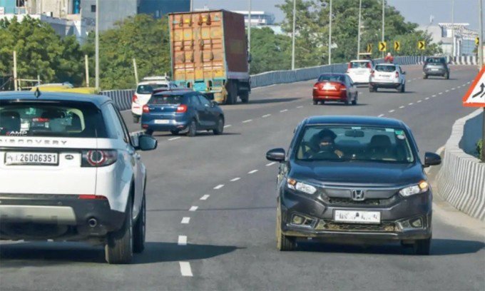 Một ôtô chạy ngược chiều tại Ấn Độ. Ảnh: TOI